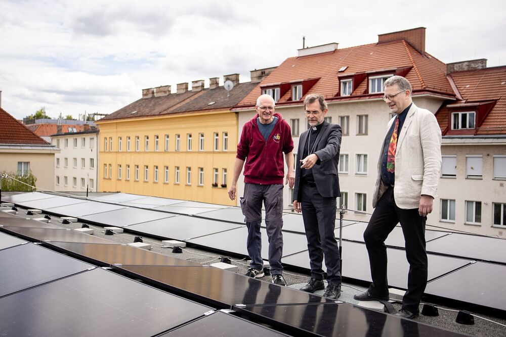 Wolfgang Zecha (Umwelt-Pfarrgemeinderat), Josef Grünwidl (Erzbischof der Erzdiözese Wien) und Gerald Gump (Pfarrer der Pfarre zur Frohen Botschaft) / e: Erzdiözese Wien/Stephan Schönlaub